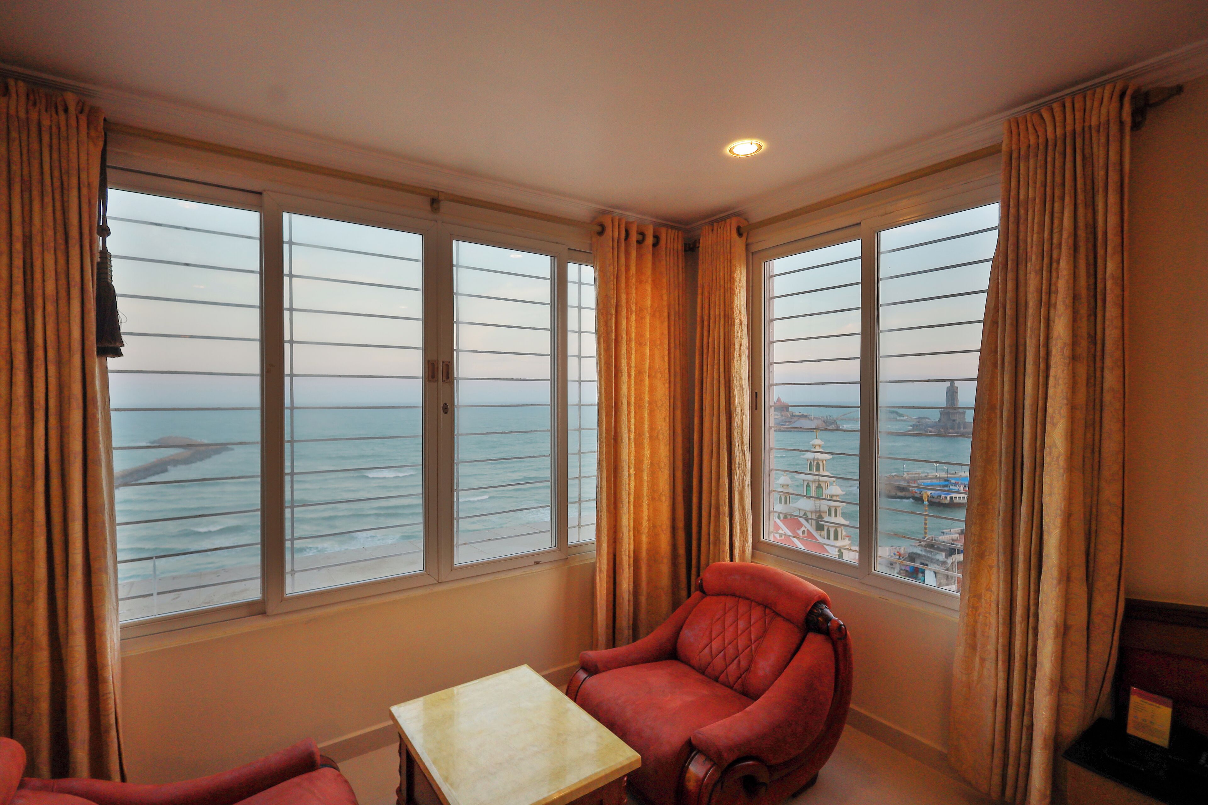 CLASSIC AC SEA VIEW | Desk, soundproofing, iron/ironing board, free WiFi