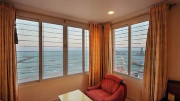 CLASSIC AC SEA VIEW | Desk, soundproofing, iron/ironing board, free WiFi