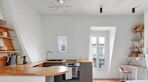 Fridge, oven, stovetop, coffee/tea maker - Parenthese parisienne sous les toits - Luxembourg (Paris)