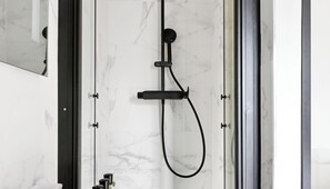 Shower, hair dryer, towels, shampoo - Parenthese parisienne sous les toits - Luxembourg (Paris)