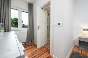 Ein modernes Badezimmer mit Dusche, Toilette und Waschbecken.