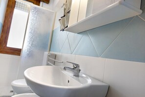 Een douche, handdoeken