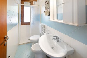 Shower, towels - Villa 'Antares Trilocale' with Private Terrace, Garden, and Air Conditioning (Bibione)