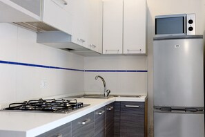 Fridge, microwave, stovetop, cookware/dishes/utensils - Villa 'Antares Trilocale' with Private Terrace, Garden, and Air Conditioning (Bibione)