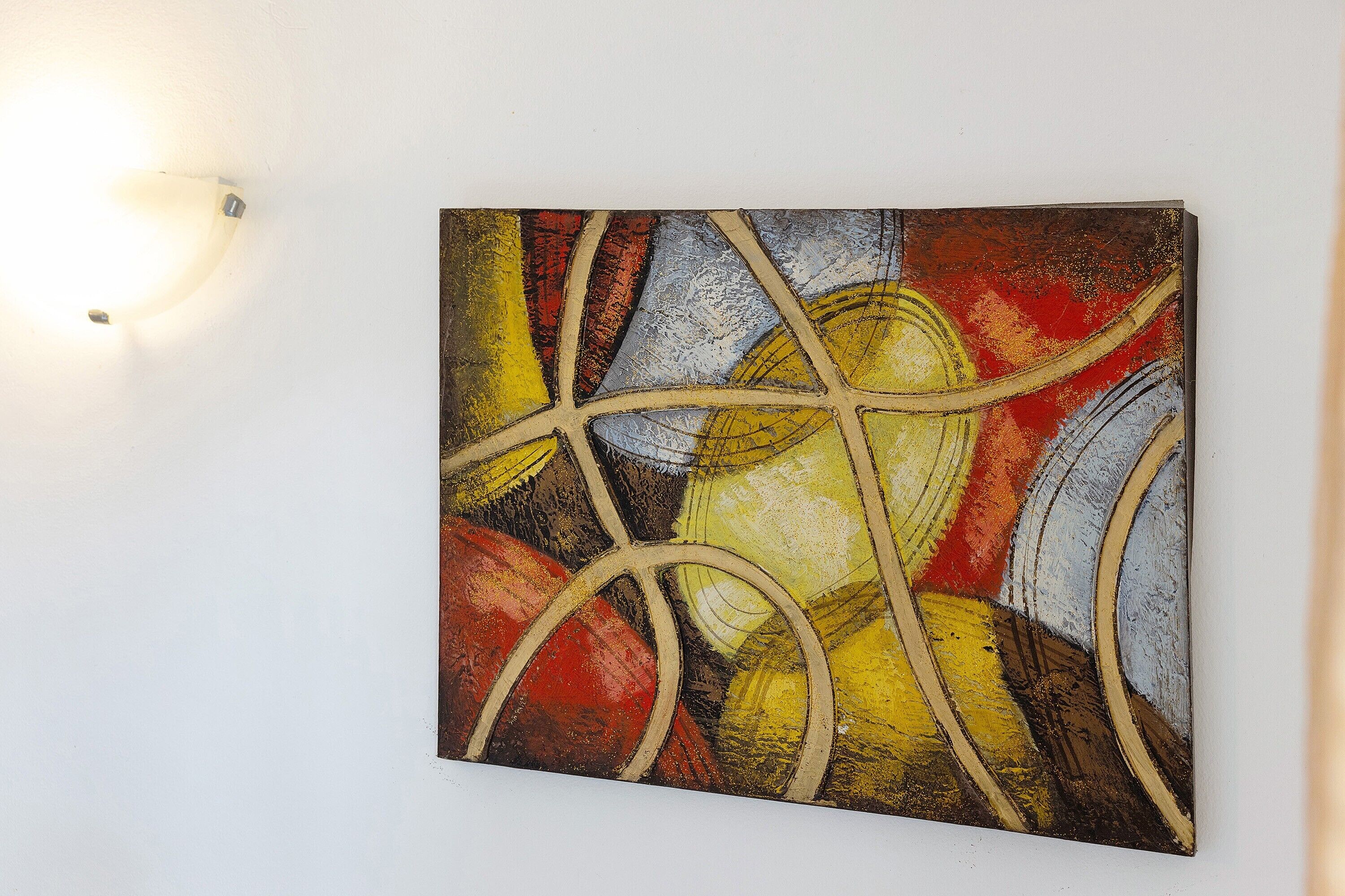 Ein Gemälde an der Wand.