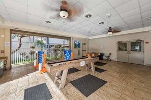 Games room - 2BR ¼ mi to Kam 1 Beach, Pool, Hot Tub, Gym, BBQ (Kihei)
