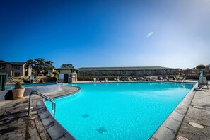 Alberca al aire libre y alberca climatizada