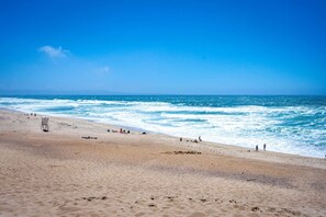 Una spiaggia nelle vicinanze