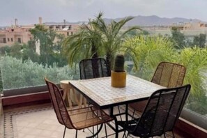 Outdoor dining - Apartment in the Marrakech palm grove for families or friends. (Marrakech)