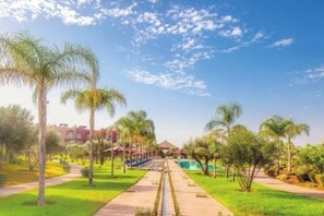 Property grounds - Apartment in the Marrakech palm grove for families or friends. (Marrakech)
