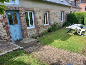Outdoor dining - Bridge meadows (Grainville-la-Teinturière)
