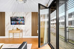 Unclassified image, 4 of 49, button - 	
Stylish Chinatown Two Bedrooms Apartment - Secure Parking - Balcony (Birmingham)