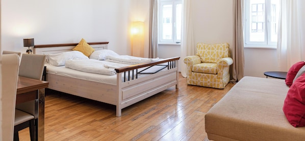 A hotel room with a bed, a desk, a chair, and a sofa. - Spacious 2BR Apartment Long Stay Vienna (Vienna)
