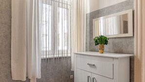 A bathroom with a white vanity, a mirror, and a potted plant. - Spacious 2BR Apartment Long Stay Vienna (Vienna)