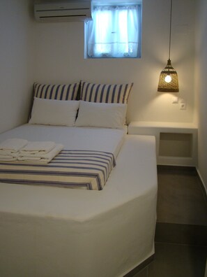 1-Bedroom Apartment with Sea View Terrace | Soundproofing, free WiFi, bed sheets - Efis Apartments (Milos)