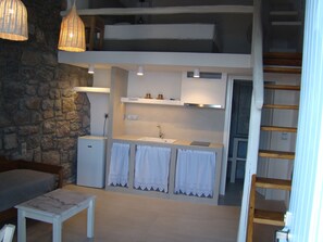 Petra Split-Level Apartment | Soundproofing, free WiFi, bed sheets - Efis Apartments (Milos)