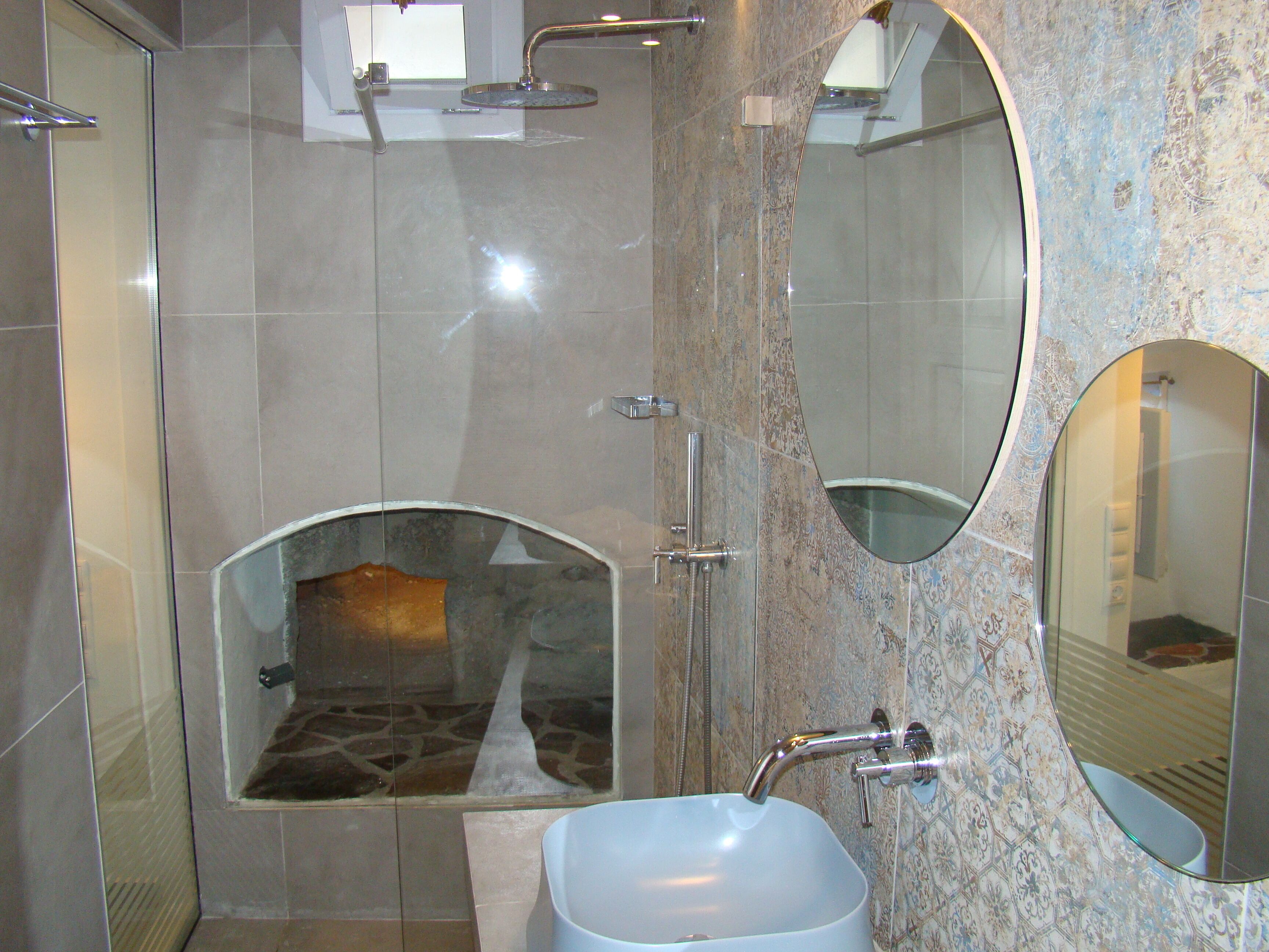 Comfort Studio with Garden View | Salle de bain | Douche, articles de toilette gratuits, sèche-cheveux