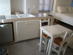 Comfort Studio with Garden View | Oleskelualue | 43–tuumainen taulutelevisio, jossa kaapelikanavat