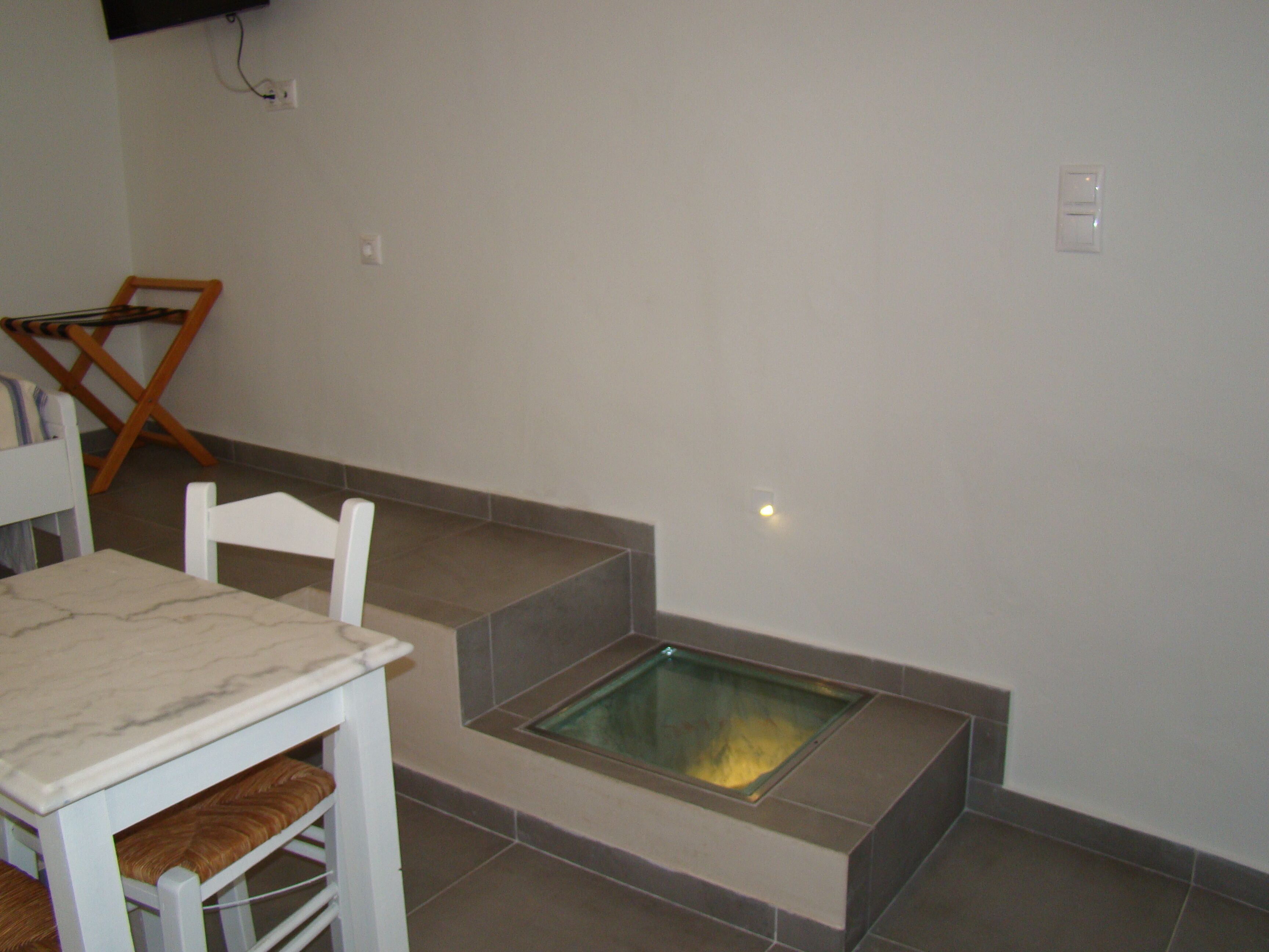 Comfort Studio with Garden View | Living area | 43-inch flat-screen TV with cable channels