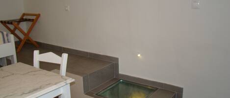 Comfort Studio with Garden View | Living area | 43-inch flat-screen TV with cable channels