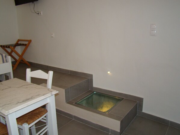 Comfort Studio with Garden View | Oleskelualue | 43–tuumainen taulutelevisio, jossa kaapelikanavat