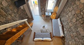 Petra Split-Level Apartment | Lydisolert, wi-fi (inkludert) og sengetøy