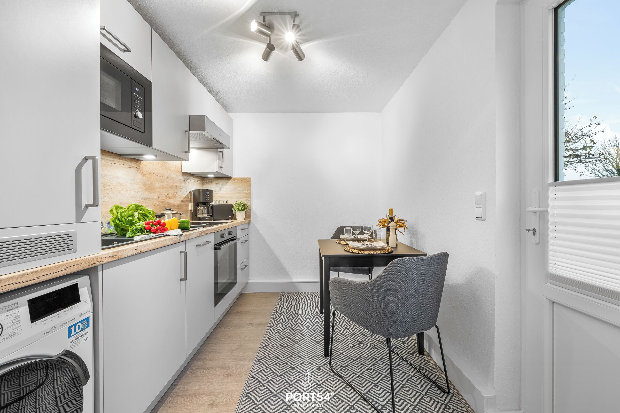 Frigorífico, microondas, horno y placa de cocina