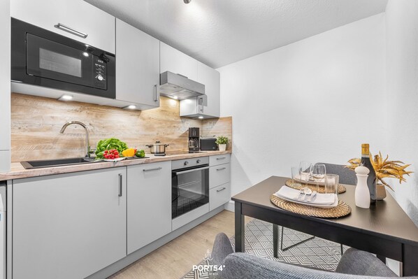 Fridge, microwave, oven, stovetop - Kleene Buud - cozy apartment on the ground floor, 2 persons, quiet and central location (Büsum)
