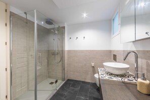 Een douche, een haardroger, handdoeken, zeep