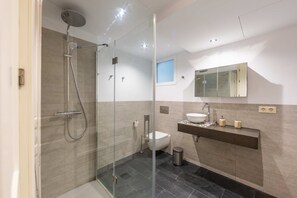 Shower, hair dryer, towels, soap - Renovated House in Tarifa's Historic Center (Tarifa)