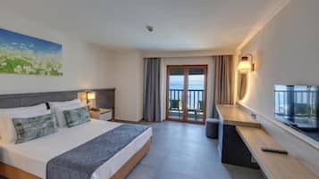 Quarto, sacada, vista para o mar | Cofres nos quartos, Wi-Fi de cortesia, acesso para cadeiras de rodas