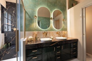 Dusche, Whirlpool, Haartrockner, Bidet