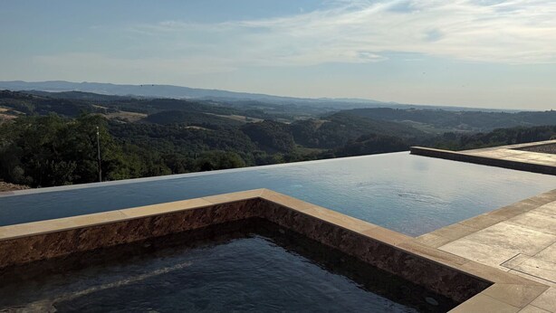 A infinity pool with a view of a mountainous landscape. - Stunning private villa with private pool, A/C, WIFI, hot tub, patio and panoramic view (Legoli)