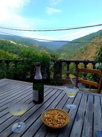 Outdoor dining. Guest Room “Montagne Noire, Chez 'Pinceau'” – Mountain View, Shared Terrace, Wi-Fi