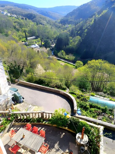 Chambre d'hôtes « Montagne Noire, Chez "Pinceau" »  vue montagne, terrasse partagée et Wi-Fi