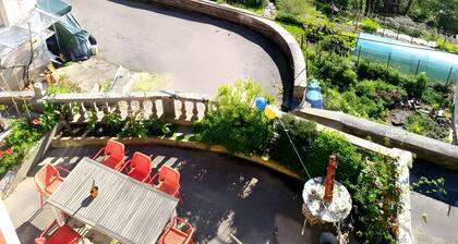 Chambre d'hÎtes « Montagne Noire, Chez "Pinceau" » vue montagne, terrasse partagée et Wi-Fi