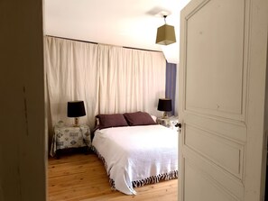 2 habitaciones, tabla de planchar con plancha, wifi y ropa de cama 