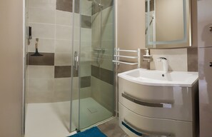 Een douche, een haardroger, handdoeken, zeep