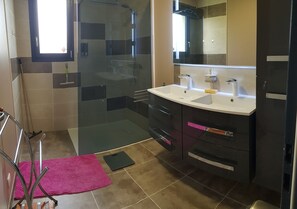 Douche, sèche-cheveux, serviettes fournies, savon