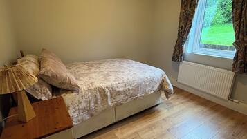 4 bedrooms, iron/ironing board, free WiFi, bed sheets