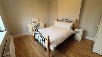 4 bedrooms, iron/ironing board, free WiFi, bed sheets