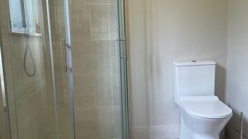 Douche, séchoir à cheveux, serviettes fournies, savon