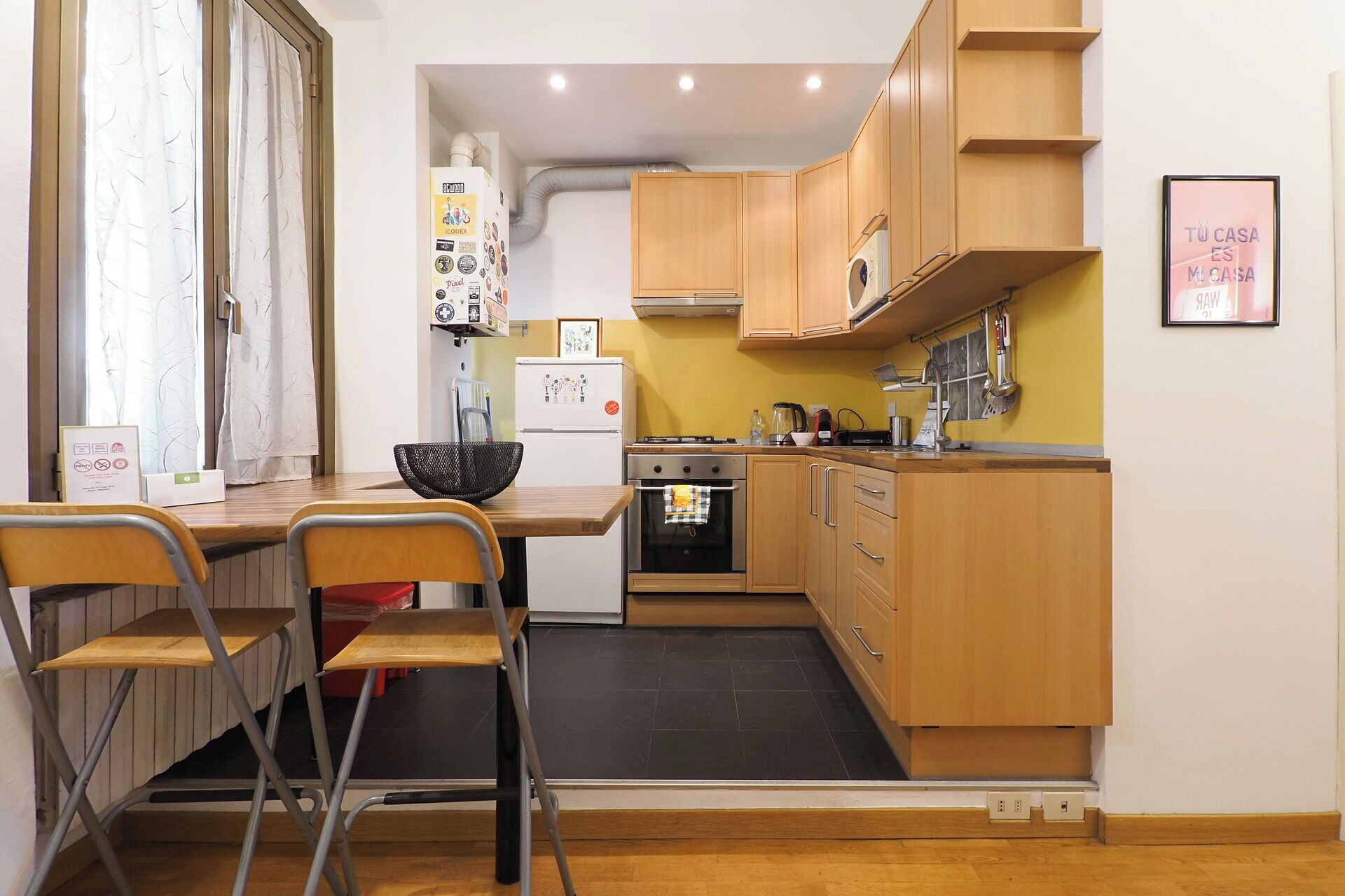 Kühlschrank, Ofen, Herdplatte, Wasserkocher mit Kaffee-/Teezubehör