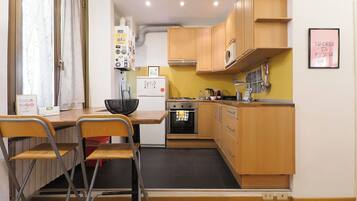 Kühlschrank, Ofen, Herdplatte, Wasserkocher mit Kaffee-/Teezubehör