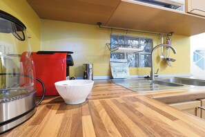 Frigorifero, forno, piano cottura, macchina per tè/caffè