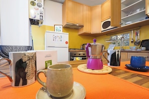Geladeira, fogão, cooktop, cafeteira/chaleira