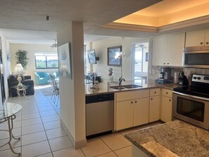 Oven, dishwasher, coffee/tea maker, cookware/dishes/utensils - Siesta Sands 609 (Sarasota)
