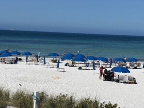 On the beach - Relax and unwind at Villa 212 in Siesta Sands (Sarasota)