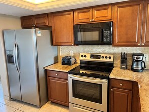 Oven, dishwasher, coffee/tea maker, cookware/dishes/utensils - Siesta Sands 608 (Sarasota)