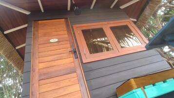 Villa (Spring) | Außendetails